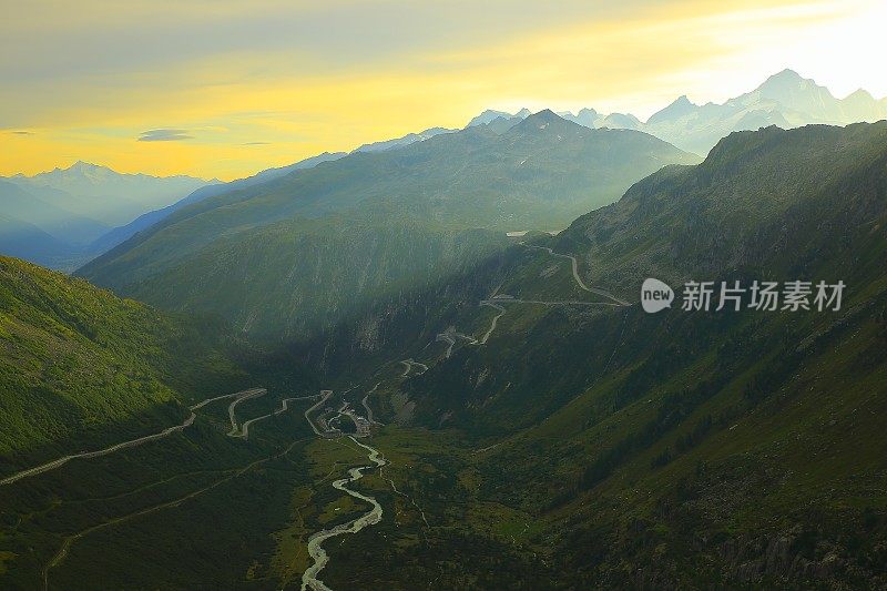 格里姆塞尔山口阿尔卑斯山景观全景:穿越瑞士阿尔卑斯山的山口公路