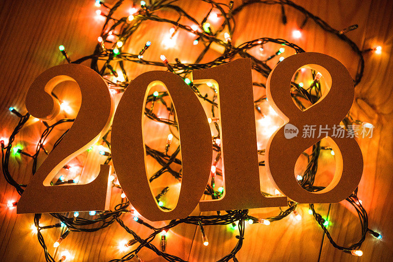 2018年的新年，木板与圣诞灯