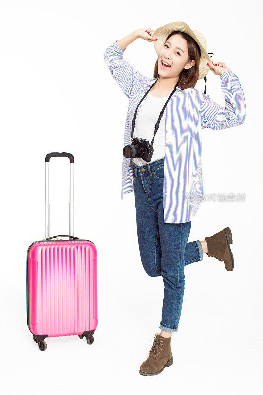 漂亮女孩手拿单反相机，粉色行李箱并排