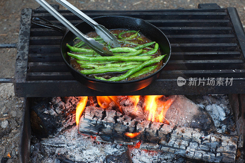 在篝火上煮青豆