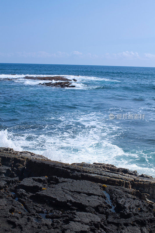 夏威夷太平洋海岸线上的汹涌海浪