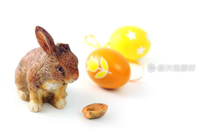 破耳朵和两个蛋的复活节兔子