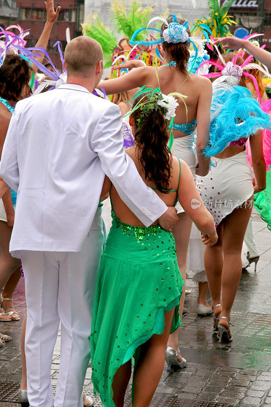 在狂欢节游行中穿着美丽服装跳舞的人们