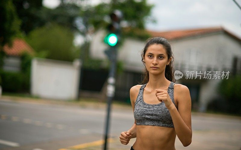 在城里慢跑的漂亮女人