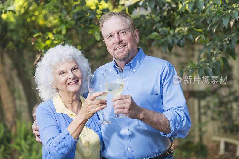 老夫妇在后院享受美酒