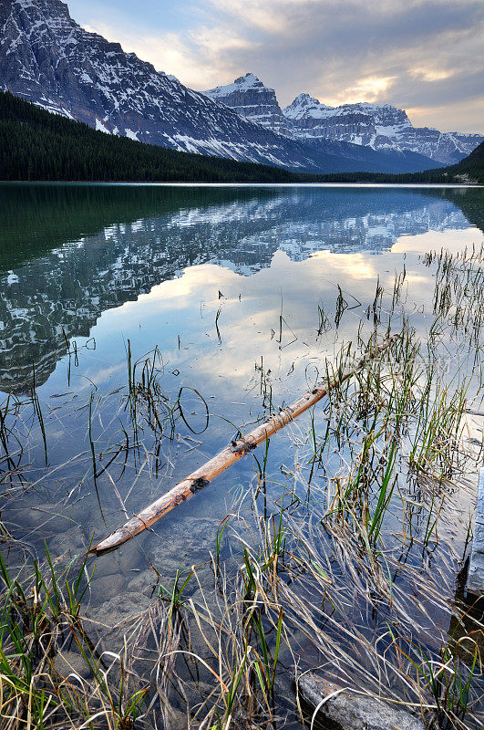 在加拿大落基山脉的水鸟湖中倒影的黄昏山景