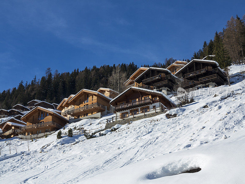 雪覆盖的瑞士高山小屋和村庄