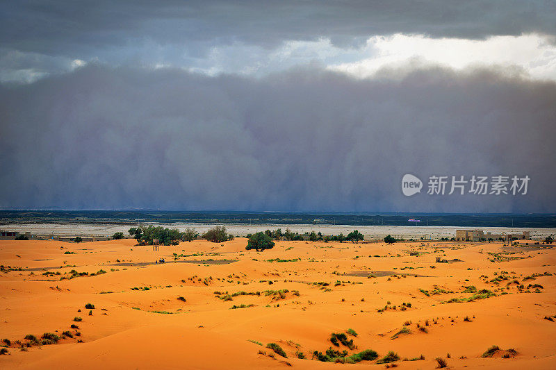 沙尘暴接近摩洛哥Merzouga定居点