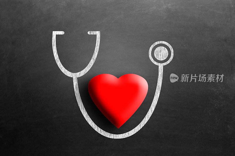 听诊器画在黑板上，红色的心
