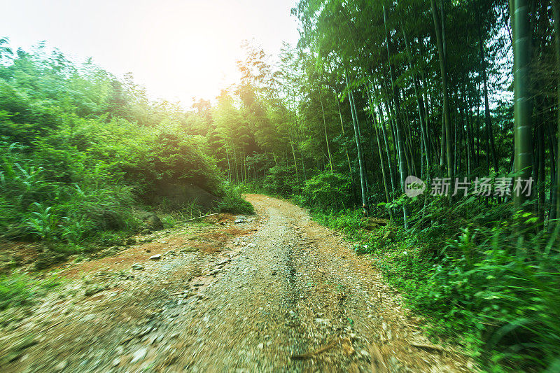 石岩泥泞的道路为汽车商业