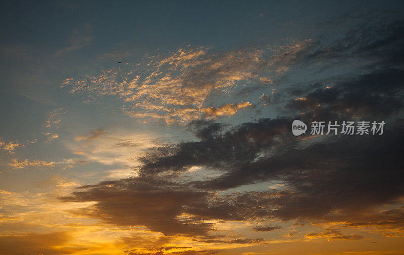 云的类型学-夕阳下燃烧的天空