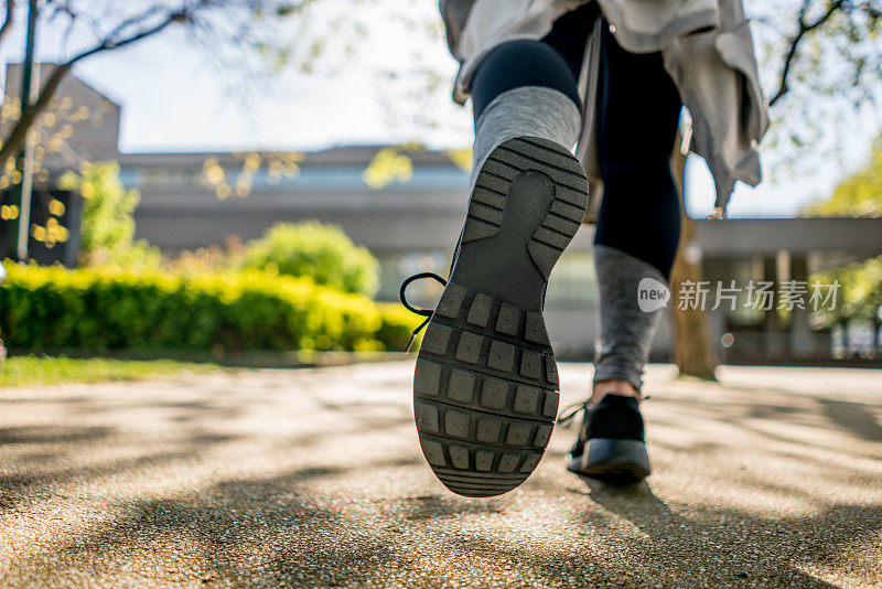 女人跑在鞋子上的户外特写