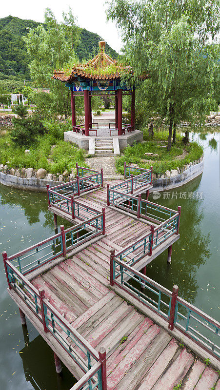 中国传统的水榭和木桥