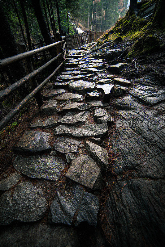 崔克威山探险