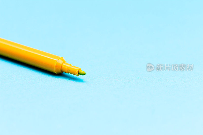 黄色毡尖笔，裁剪，蓝色背景，带有版面