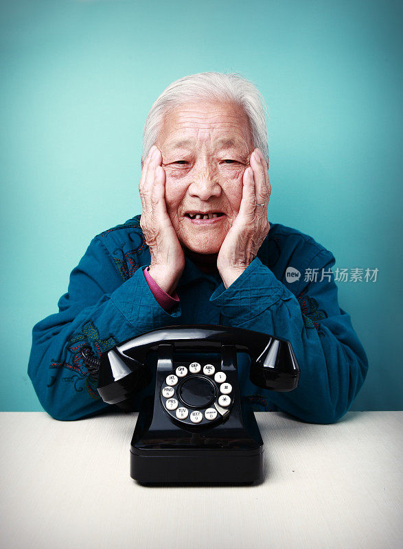 奶奶正在打电话
