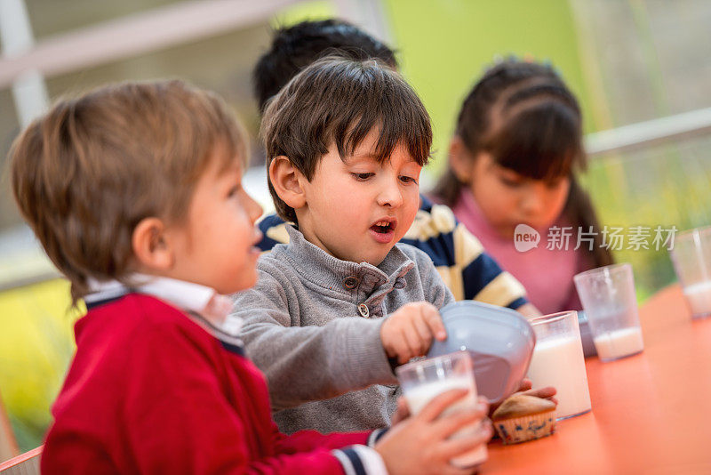 孩子们在吃零食