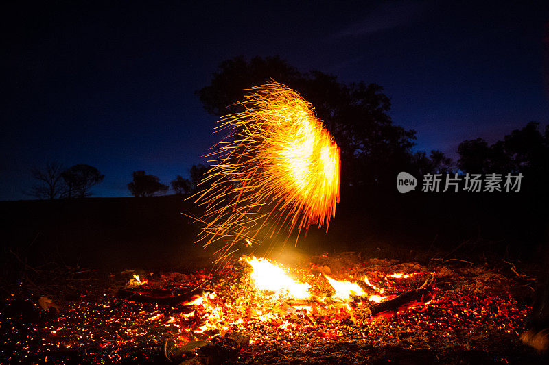 一个橙色的火球悬浮在篝火的顶部