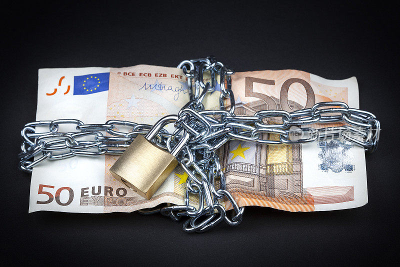 被链条锁住的欧元钞票