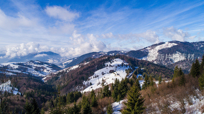 空中滑雪胜地在阳光明媚的喀尔巴阡山脉