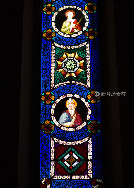 意大利翁布里亚托迪:哥特式大教堂中的彩色玻璃窗