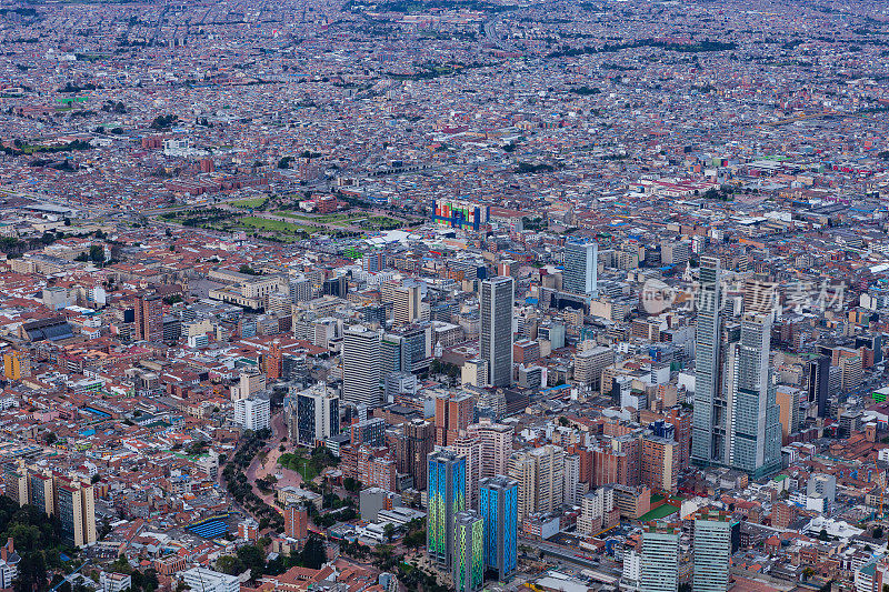 波哥大，哥伦比亚-从Monserrate的安第斯峰看旧和新市中心地区
