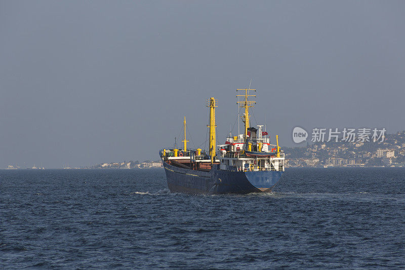 途经土耳其伊斯坦布尔马尔马拉海博斯普鲁斯海峡的工业船只