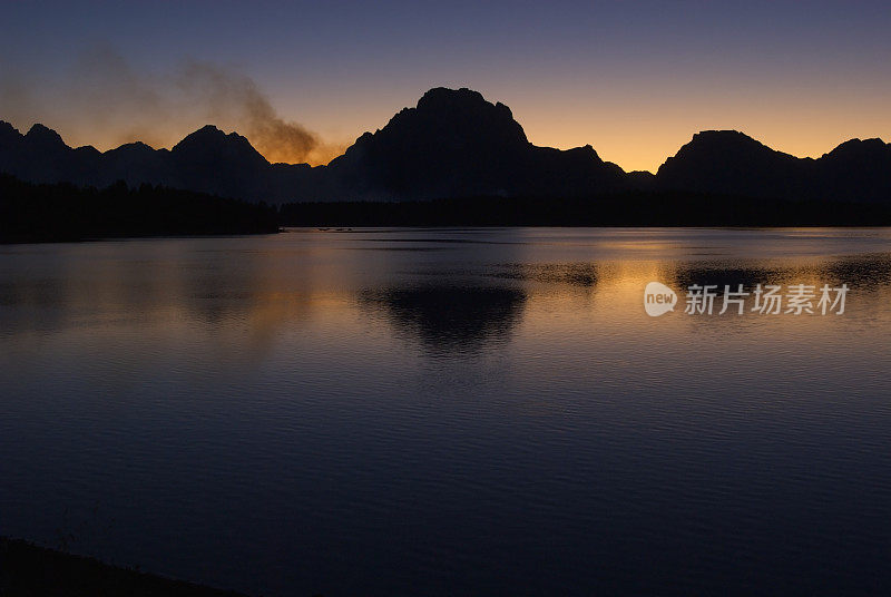 山脉上耀眼的夕阳