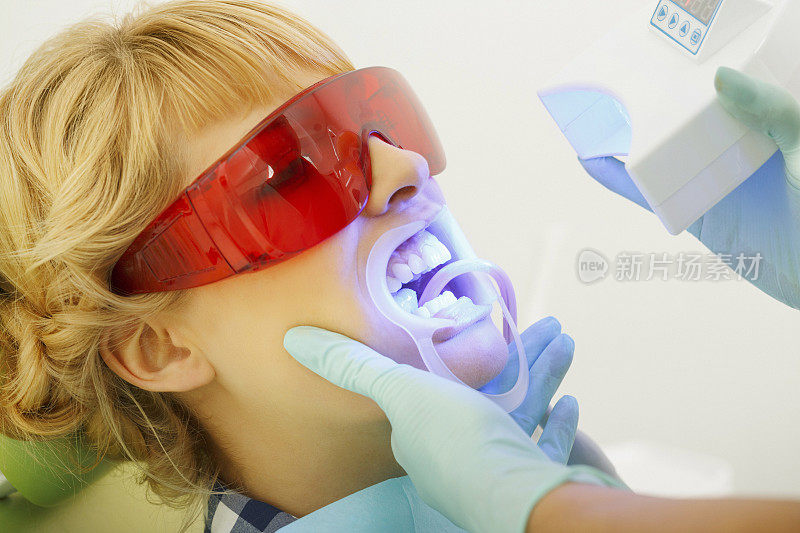 牙科牙医工作牙齿美白牙科医疗过程