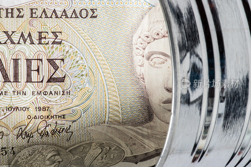 希腊纸币(德拉克马)，存放在锡罐中