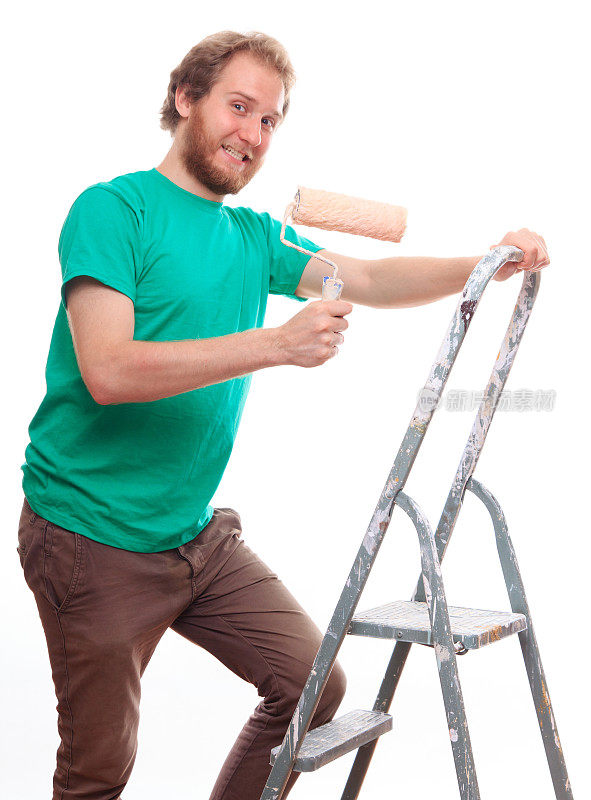 一个人在梯子上画画