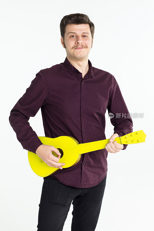 年轻人在弹黄色吉他