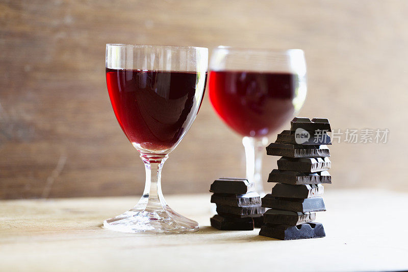 黑巧克力和红酒的木质背景