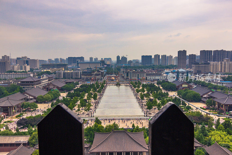 中国西安——2014年7月23日:从大雁塔俯瞰西安全景