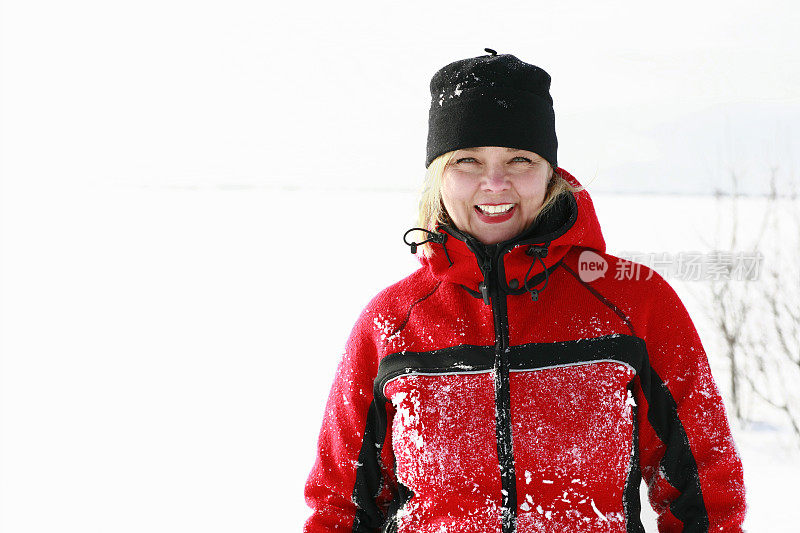 成熟的女人在雪地里玩。