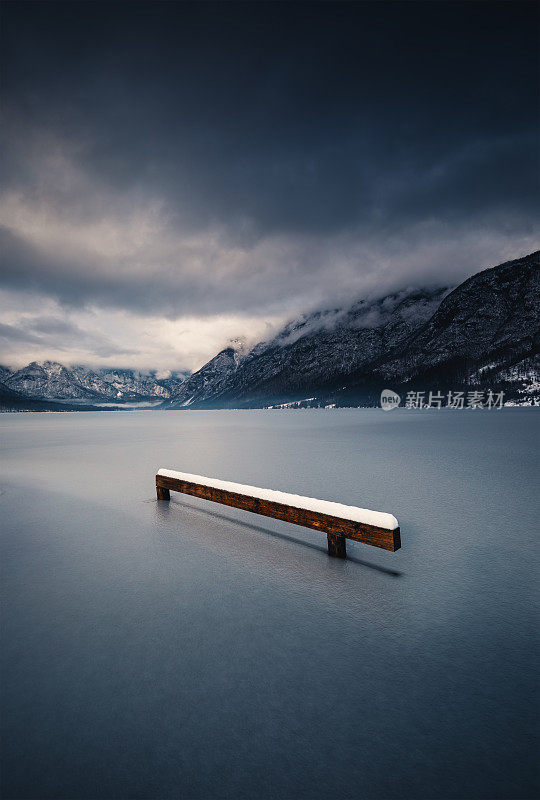冰湖和木凳