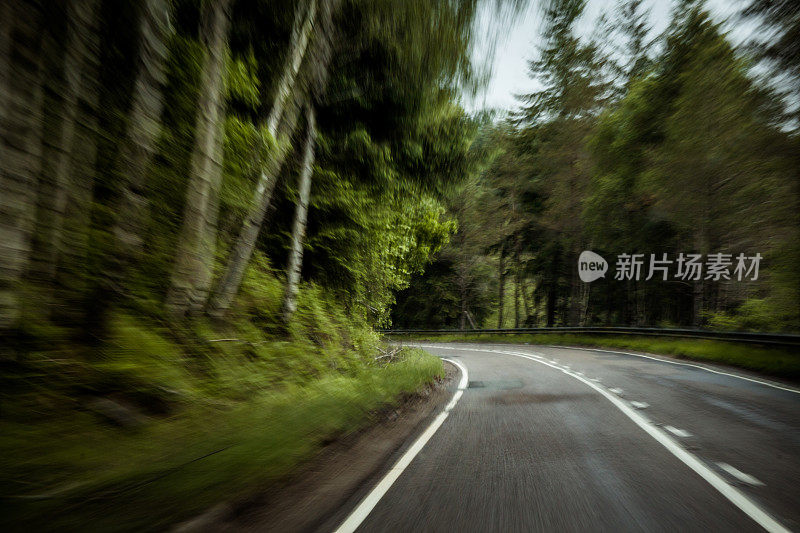 在乡村道路上危险地快速驾驶可能会导致致命的事故。左侧驾驶英国乡村