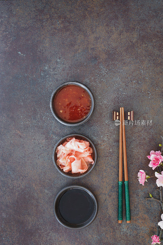 寿司搭配筷子、酱油、辣椒酱和腌姜