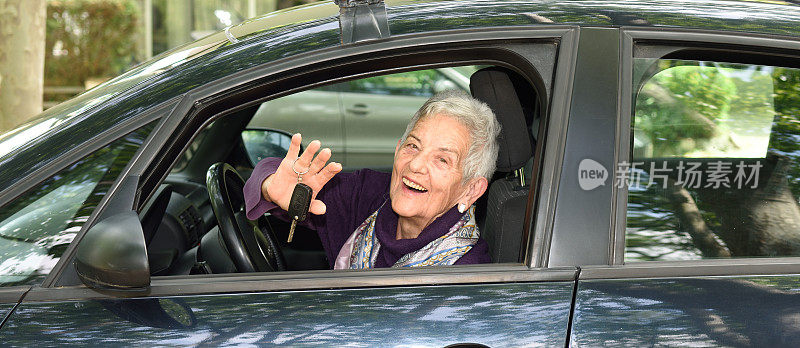 年长的女人拿着车钥匙