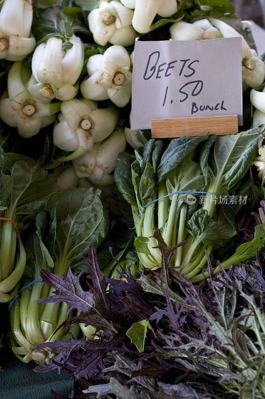 在市场上:新鲜的蔬菜