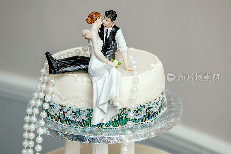 新娘和新郎的婚礼蛋糕