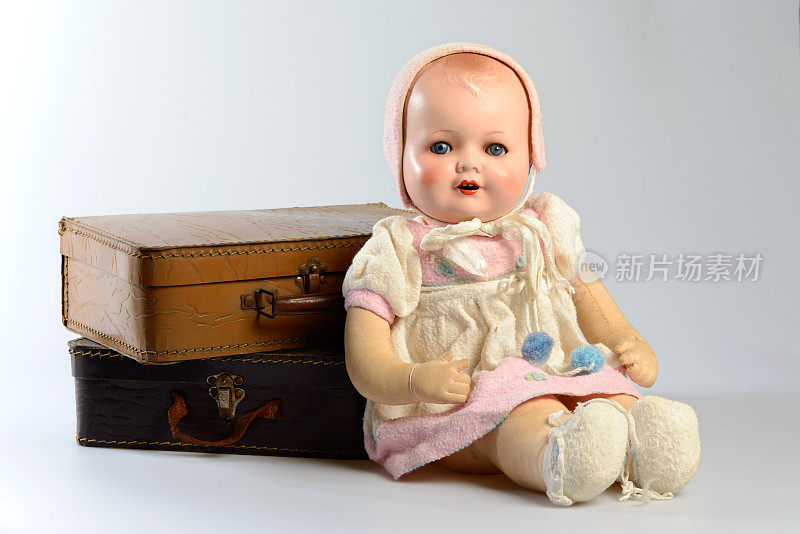 复古玩具，古董娃娃和旧行李箱