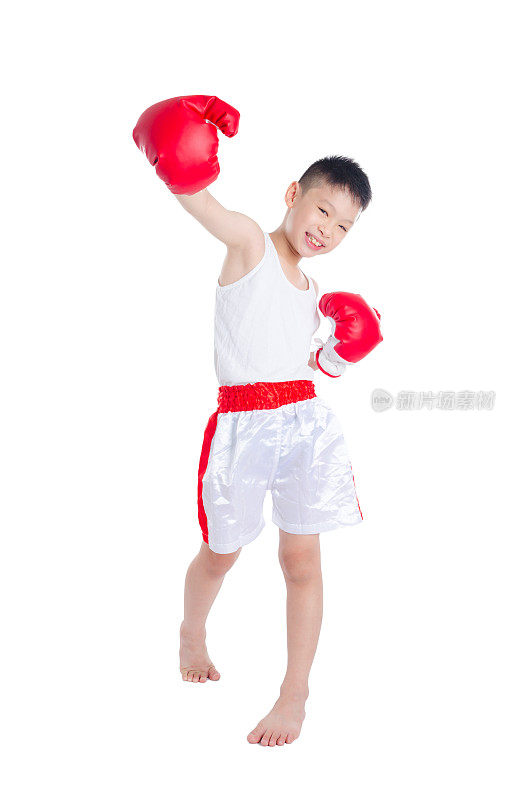 年轻的拳击手在白色的背景