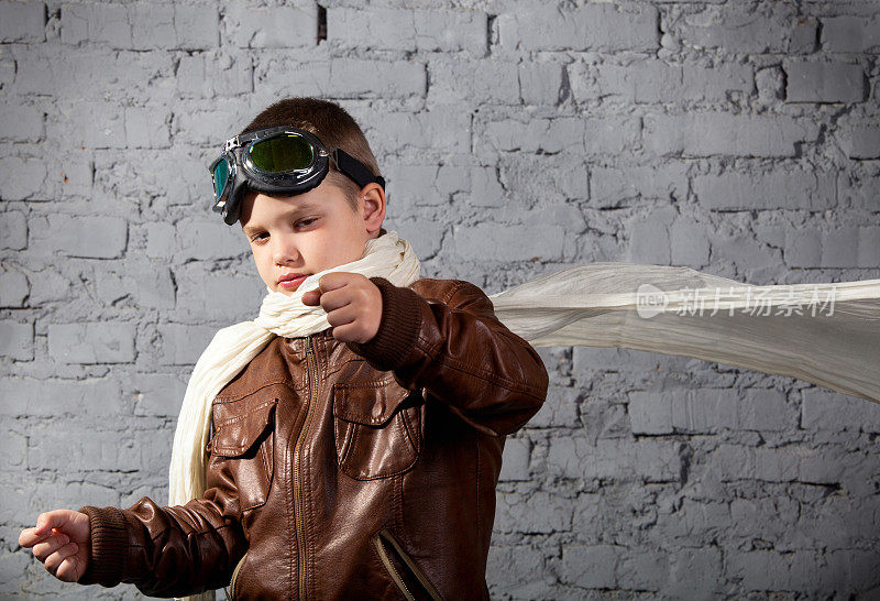 小男孩梦想成为一名飞行员