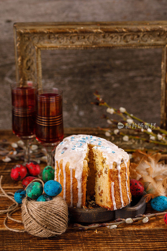 切成薄片的家庭传统复活节蛋糕在木桌上装饰节日。春天的节日。卡奥尔和复活节糖果。