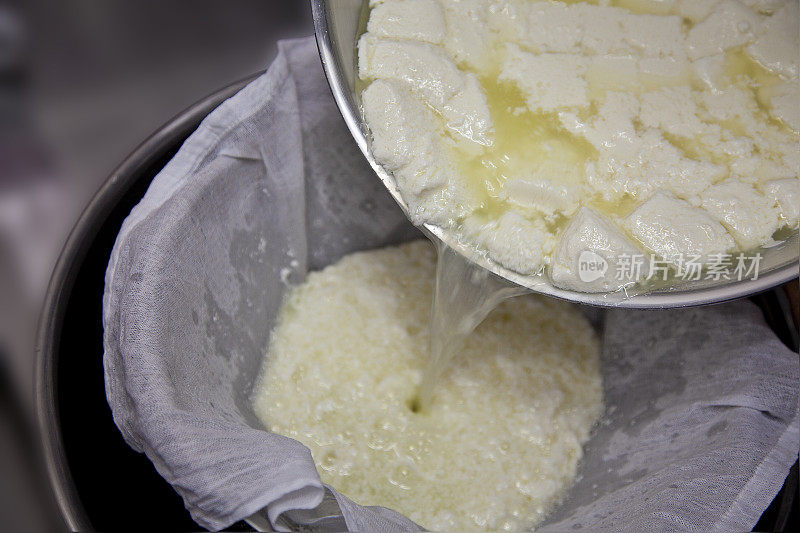 马苏里拉奶酪的制作过程