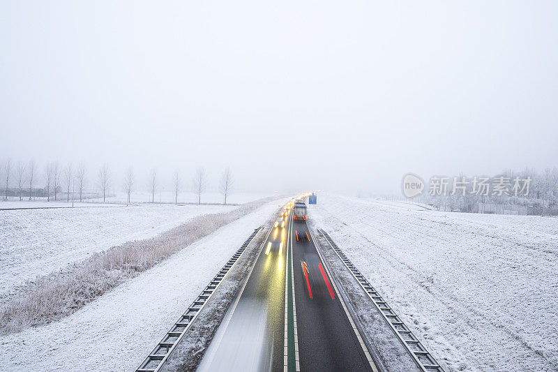 交通驾驶在一个寒冷的雪景