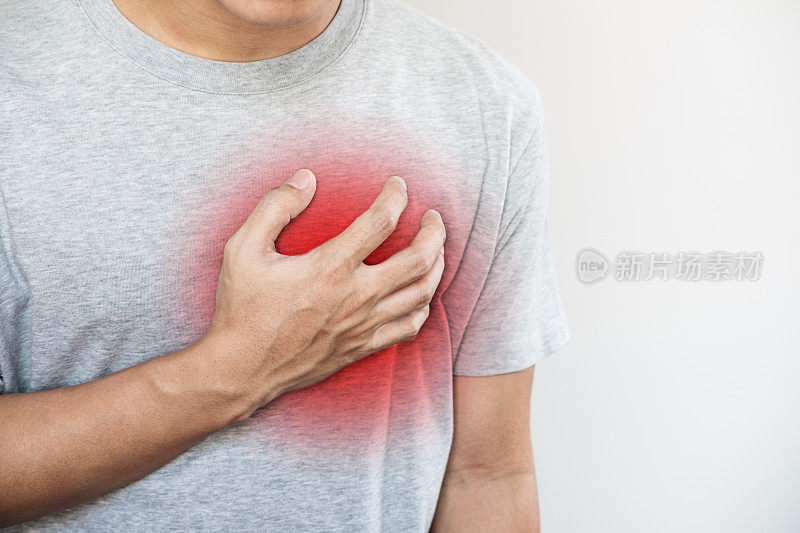 一个男人摸着自己的心，用红色突出心脏病发作、心衰、别人心脏病发作