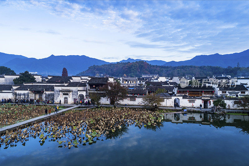 清晨鸟瞰中国古代村落