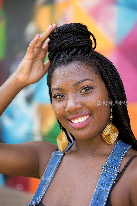 一个在城市里梳着发辫的非洲女人的肖像